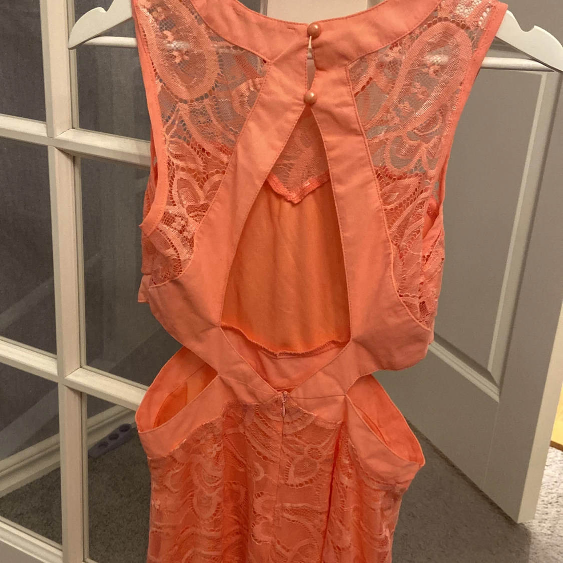 Persikofärgad spetsklänning från Luc & Ce - 92