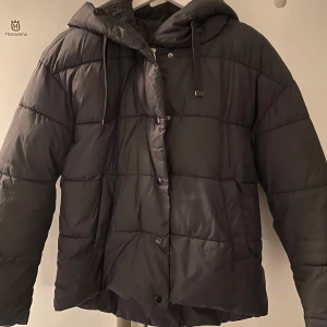 Svart veromoda jacka - Säljer en svart pufferjacka från veromoda. Har använts en vintersäsong och är i ett fräscht skick☺️skriv för fler bilder💕