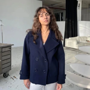 kort marinblå kappa - säljer denna marinblåa kappan från design by si då jag inte använder den längre! 💙storlek xs/s