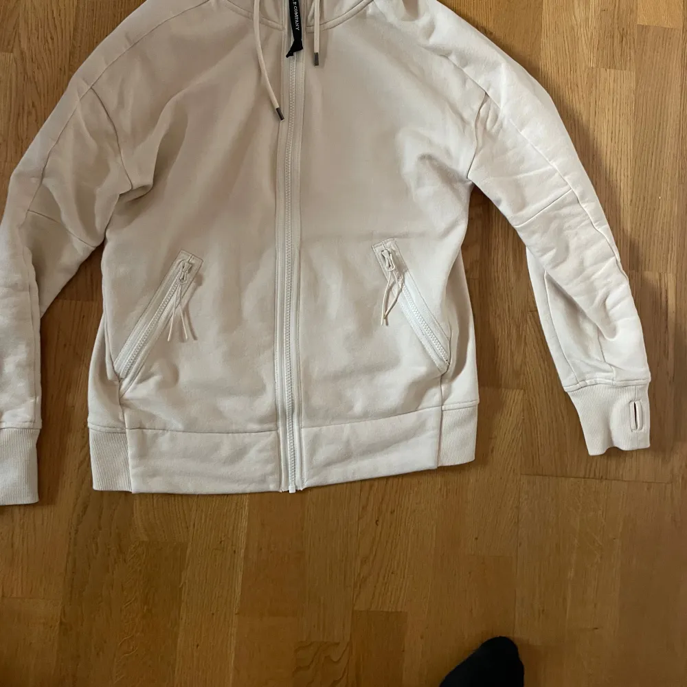 Jag säljer min feta CP Company zip hoddie som har blivit för liten, inte använd så många ggr utan använd ett fåtal gånger, Den är i Strl S och har inga hål eller defekter!. Hoodies.