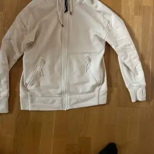 Jag säljer min feta CP Company zip hoddie som har blivit för liten, inte använd så många ggr utan använd ett fåtal gånger, Den är i Strl S och har inga hål eller defekter!