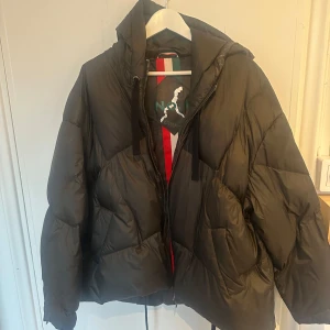 Khaki färgad pufferjacka från No. 1 Como - Säljer en Khaki/mörkgrön pufferjacka från No. 1 Como i storlek S. Jackan har en stor huva och dragkedja framtill. Superbra skick! Köpt för 2500!