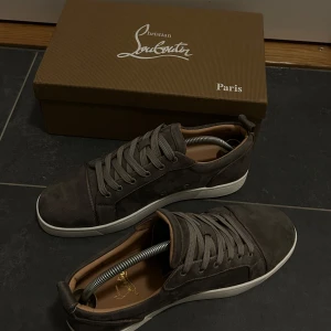 Gråa Christian Louboutin skor - Tjo gott folk🥇Säljer dessa feta loubs. Helt nya och tvär sköna🙌. Tyvärr medföljer inget förutom lådan. Hör av er ifall ni har frågor eller funderingar. Pris kan diskuteras vid snabb affär💯