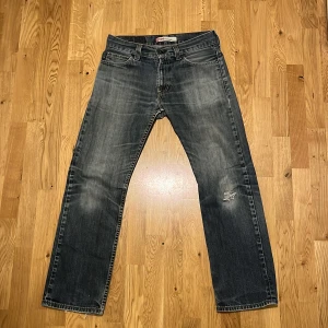 Straight jeans - LEVIS 506 STANDARD, riiiktigt skön tvätt på dessa, lite slitna på knät men det diggar jag bara. W32/L32 (midja 42, längd 105cm)