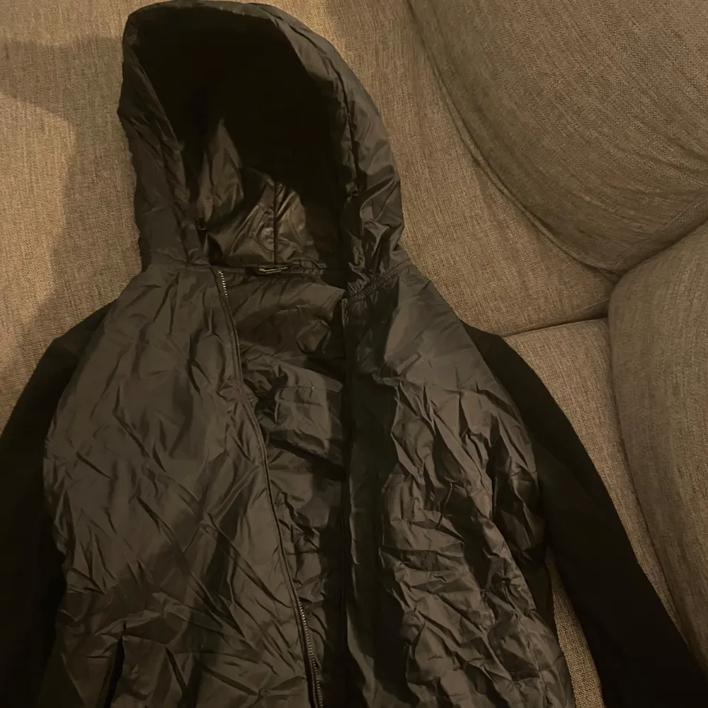 Säljer en stilren mörkgrön jacka från Massimo Dutti. Den har en dragkedja framtill och en praktisk huva. Perfekt för höst och vår, med en normal passform. Jackan är i bra skick och passar både till vardags och lite finare tillfällen.. Takit.