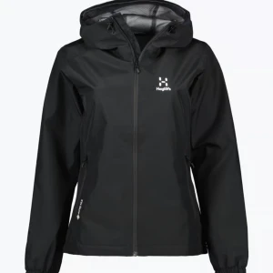 Svart regnjacka från Haglöfs - Säljer en svart regnjacka från Haglöfs helt ny aldrig använt . Jackan har en praktisk huva och dragkedja framtill. 