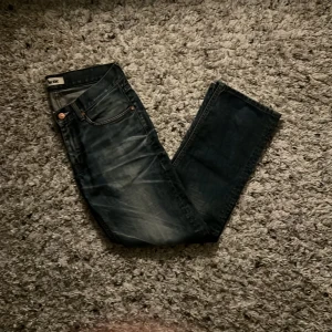  jeans från Acne - Ett par feta jeans med sjukaste washen! Säljer pga att de inte kommer till användning så mycket längre. Priset kan diskuteras och jag skickar oftast inom 24h!