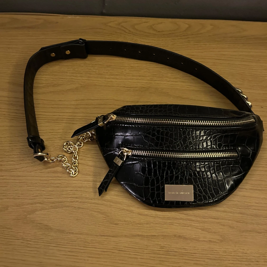 Svart midjeväska med krokodilmönster