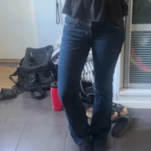 Mörkblå jeans - Säljer ett par mörkblå jeans i bra skick.  Dem är perfekta för vardagsbruk. Jeansen har en låg midja och är gjorda i ett slitstarkt denimtyg. Perfekta för både höst och vår! Bootcut jeans 