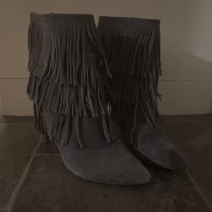 Grå boots med fransar från Steve Madden - Ett par Steve Maddens i modellen Flapper. De är i storlek 38, gjorda i skinn