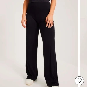 Byxor - Säljer ett par mysiga svarta byxor med hög midja och vid passform. De är superbekväma och fina. Basic wide pants från NELLY, från förra året. Säljer för 100kr + frakt 😊