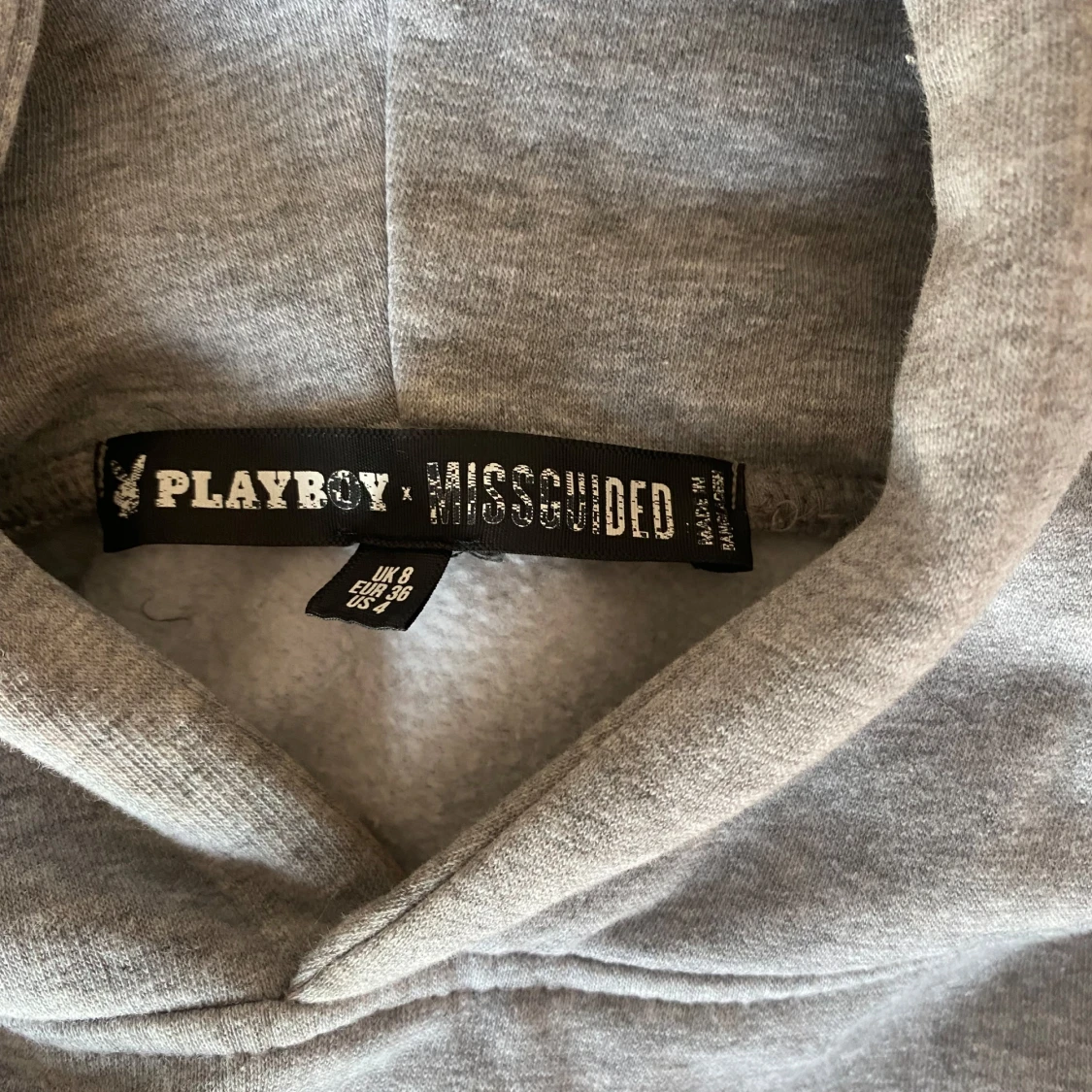 Grå hoodie med Playboy-tryck - 93