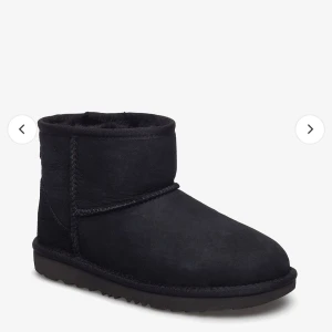 uggs - Säljer ett par svarta uggs. Perfekta för kalla dagar då de är varma och bekväma. skriv för frågor och prisförslag!