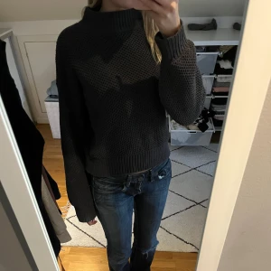 Mörkgrå stickad tröja  - Säljer en supermysig mörkgrå stickad tröja från Hollister i storlek XS. Jätte bra skick