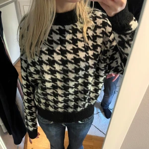 Svartvit mönstrad tröja  - Säljer en snygg svartvit tröja från H&M i storlek XS. Bra skick