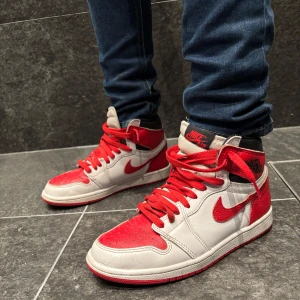 Nike Air Jordans 1 i rött och vitt, storlek 38 - Säljer ett par snygga Nike Air Jordans 1 i rött och vitt. Skorna har en klassisk design med röd snörning och en bekväm passform. Perfekta för att ha som vardagskor, hänga med kompisar och annat. Skicket är 8/10 och använda några gånger. Skolådan har jag tyvärr slängt men annars är som sagt skorna i dunderkvalite! Skriv gärna för frågor 💯🌟 nypris ungefär 1800-1900, prisförhandling kan ske.