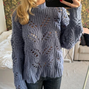 Ljusblå stickad tröja 💕 - Superfin ljusblå stickad tröja från Moves i storlek M. Använt fåtal gånger och är extremt skön! Helt perfekt stickad tröja 💙