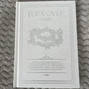 Sf9 Album 'Turn Over' S Ver. - Säljer albumet Sf9 'Turn Over' S Ver. Inkluderar CD och photocards. Albumet är i nyskick. Kontakta mig om du har fler frågor 😊