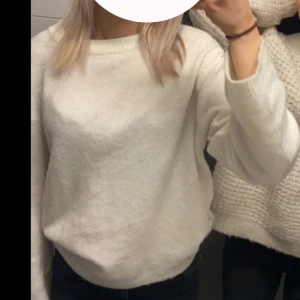 Vit stickad tröja - Mysig vit stickad tröja. Den har en avslappnad passform och långa ärmar som ger en skön känsla. Ett måste i garderoben för höst och vinter!