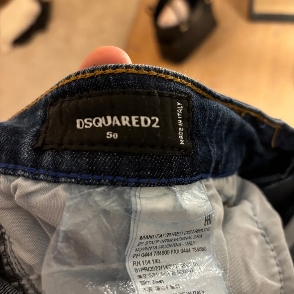 Tja säljer mina Dsq2 jeans som är nästintill helt nya passar tyvärr inte mig som tänkt därför säljer jag dem på bilden är modellen 185 cm lång och väger cirka 80 kg hör gärna av dig vid frågor och funderingar. Mvh Axel.. Jeans & Byxor.