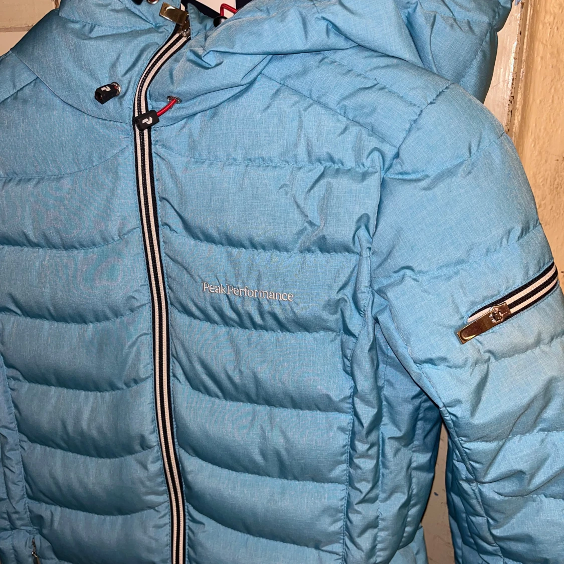 Ljusblå dunjacka från Peak Performance