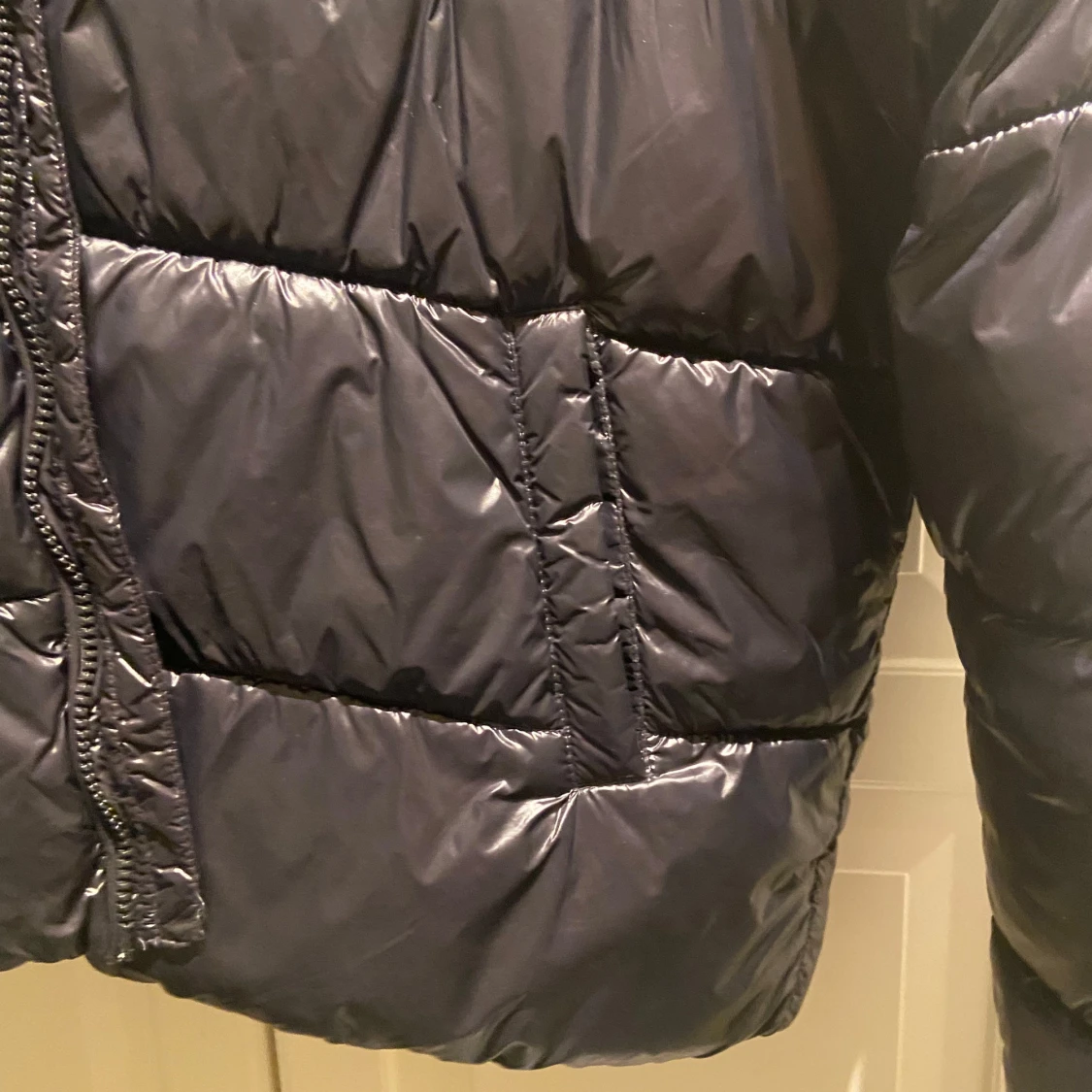 Svart pufferjacka med huva - 92