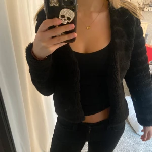 Svart pälsjacka från Gina Tricot - Säljer en supermjuk och fluffig svart pälsjacka från Gina Tricot. 