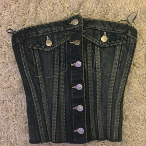 Jeanskorsett från Zara - supersnygg jeans topp från zara i strlk XS. Har köpt här på plick men säljer så den är för liten! 🩷