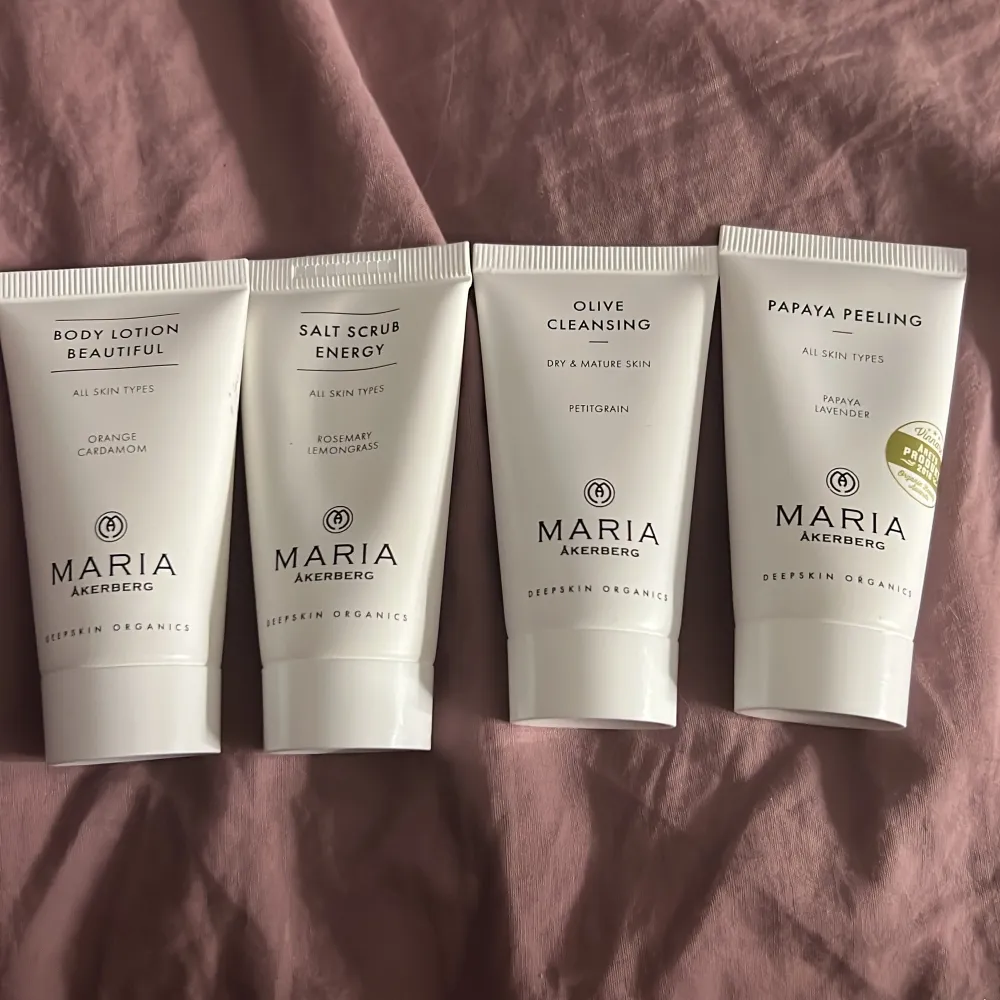 Fyra olika hudvårdsprodukter från Maria Åkerberg. Inkluderar Body Lotion Beautiful, Salt Scrub Energy, Olive Cleansing och Papaya Peeling. Alla är för alla hudtyper, utom Olive Cleansing som är för torr och känslig hud. Perfekt för en lyxig hudvårdsrutin eller som en julklapp!😄💕. Skönhet.