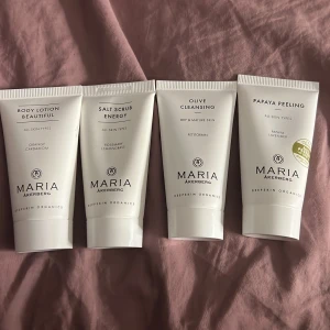 Hudvårdsprodukter från Maria Åkerberg - Fyra olika hudvårdsprodukter från Maria Åkerberg. Inkluderar Body Lotion Beautiful, Salt Scrub Energy, Olive Cleansing och Papaya Peeling. Alla är för alla hudtyper, utom Olive Cleansing som är för torr och känslig hud. Perfekt för en lyxig hudvårdsrutin eller som en julklapp!😄💕