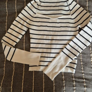 Finstickad crop top st M - En stickad croppad tröja i st M. Använd ett fåtal gånger, så är som ny.