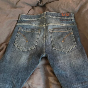 DONDUP JEANS - Tjena! Säljer nu dessa extremt feta Dondup jeans i modellen GEORGE och i storlek 32. De är i väldigt bra kvalitet (som nya). Nypris är ca 3700, säljer dessa för 999. Hör av dig vid fler frågor!