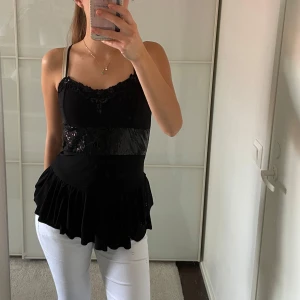 Glittrig topp - Glittrig topp med fina detaljer på, storlek S