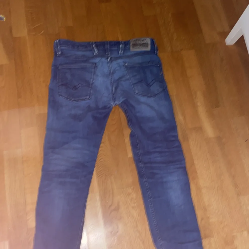 Säljer ett par snygga Replay anbass i storlek 30/32. De har en klassisk design och är i bra skick. Perfekta för både vardag och fest! 🕺Så klart äkta köpte för 1200. Jeans & Byxor.