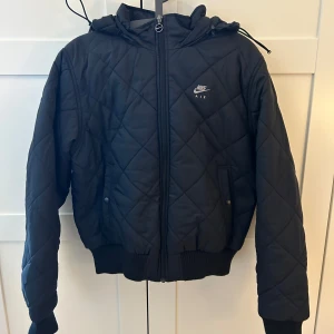 Svart quiltad jacka från Nike - Säljer en svart jacka från Nike, passar XS/M. 