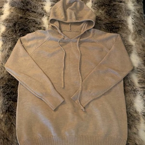Beige merinoull hoodie - Säljer en hoodie i merino ull, färgen beige. Tröjan är enbart testad en gång, säljer då den var för liten för mig. Strl: xs