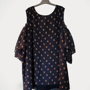 Joelle blus - Blus från Joelle.  Storlek: 50 Material: 100% Polyester Färg: Flerfärgad Anmärkning: Trådsläpp.