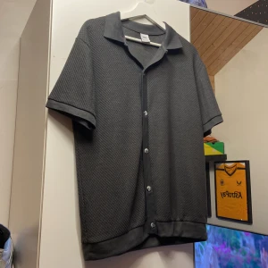 Skjorta  - ZARA skjorta i storlek M. Den är helt ny och aldrig använd 