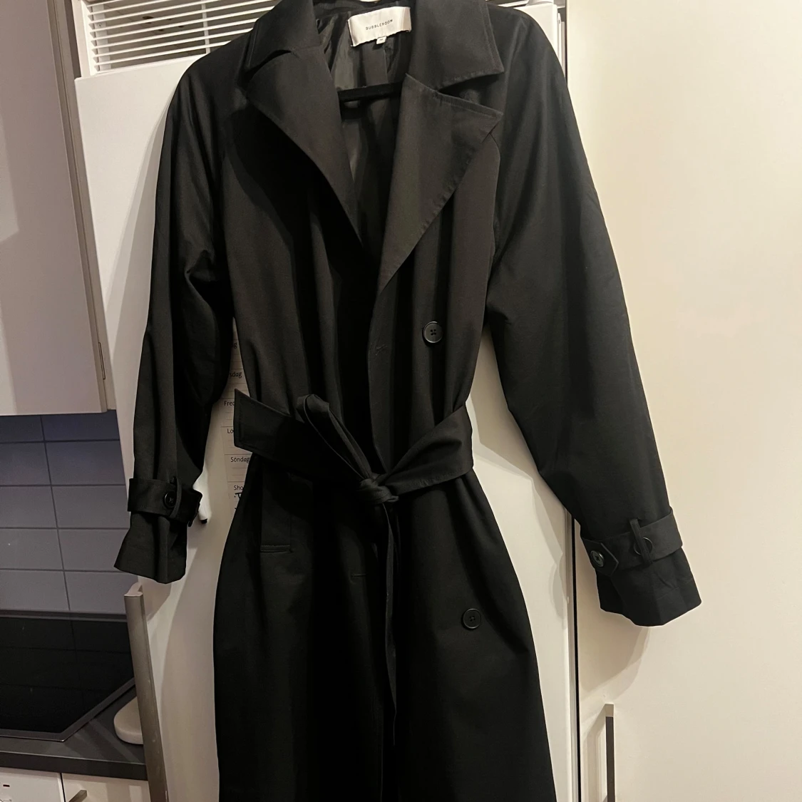 Svart trenchcoat