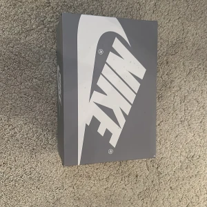 Nike Air Jordans stealth og - Säljer ett par Nike Air Jordans helt fräscha nya. Skorna är i en snygg kombination av grått och vitt. De har klassisk snörning och är gjorda i skinn för en hållbar och stilren look. Kommer i originalkartong.