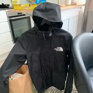 Säljer en north face jacka har ej använt den mycket alls ett par enstaka gånger.  Storlek s