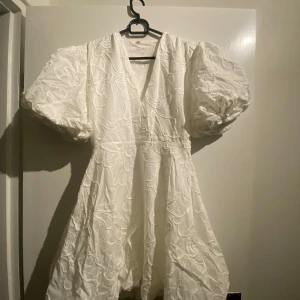 Vit klänning  - Säljer en superfin klänning jag hade tänkt att ha till studenten, men den var för liten. Det finns även en dragkedja på sidan. Helt oanvänd!!  Pris kan diskuteras vid snabb affär💕