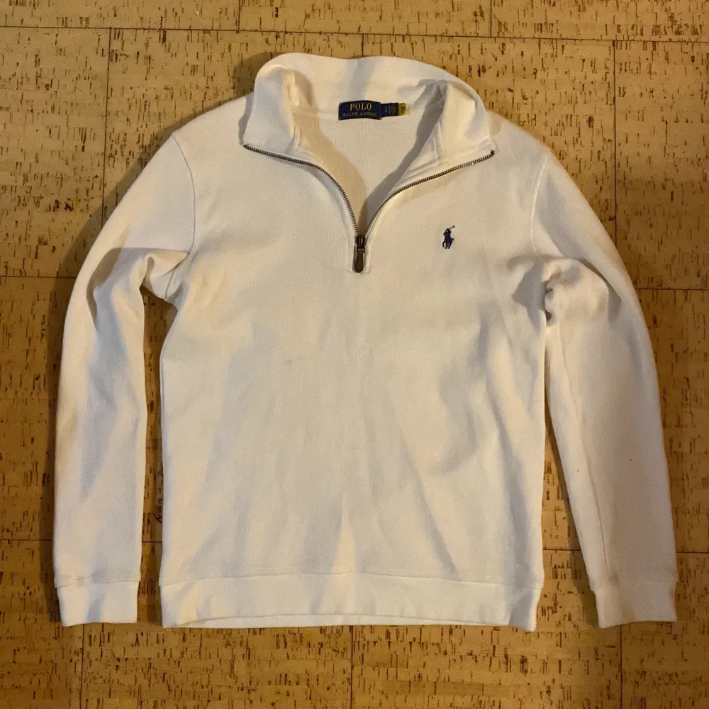 Säljer min Ralph Lauren quarter zip eller half zip! Säljs pågrund av att jag inte har någon användning för den! Skriv för fler bilder/ frågor!. Tröjor & Koftor.