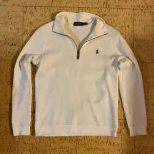 Säljer min Ralph Lauren quarter zip eller half zip! Säljs pågrund av att jag inte har någon användning för den! Skriv för fler bilder/ frågor!