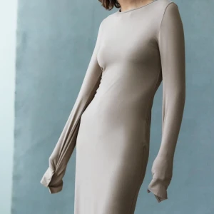 Lång Bodycom klänning i trikå - Aldrig använt, helt nytt! Köpt på hm, riktigt skönt matrial som skims. 