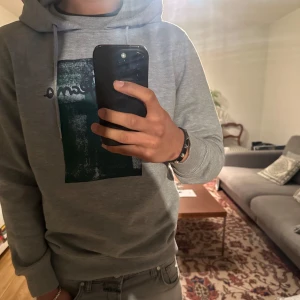 Pepe jeans hoddie - Tja, säljer nu denna jätte snygga pepe jeans hoddie eftersom jag inte andvänder den längre! Tröjan har inga defekter alls och knappt andvänd! Nypris ligger runt 1000kr mitt pris: 649kr Hör av er vid eventuella frågor!