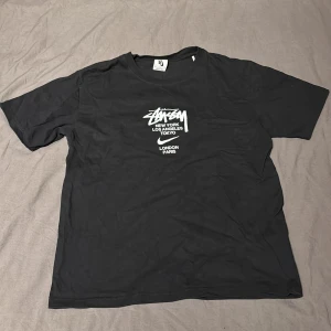 Svart stussy tshirt - Säljer denhär tshirten eftersom den är för liten för mig. Storlek L men passar som S