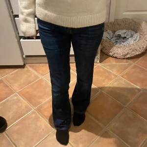 Bootcut jean - Stl 32, väldigt bra skick, köpta för 900kr utomlands, kom gärna med prisförslag 