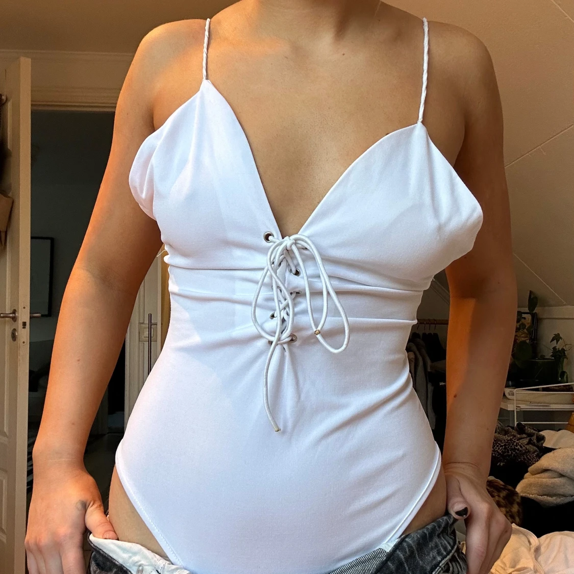 Vit body med snörning