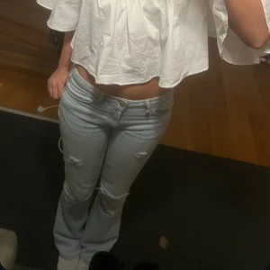 Ljusblå jeans från Zara - Ljusblå bootcut jeans med hål i stlk 34 från zara, midjemått 34 tvärs över och innerbenslängden 78